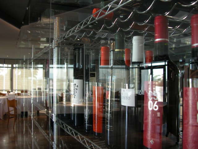 Restaurante Kiko Port Nueva bodega climatizada de cristal en el propio comedor. 	 
